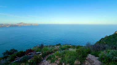 Herkes için çarpıcı bir kıyı manzarası olan dingin suların ve canlı yeşilliklerin olduğu nefes kesici bir manzara.