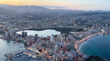 Çarpıcı bir hava görüntüsü Acapulcos 'un pitoresk kıyı şeridi, hareketli şehir ve sakin günbatımı suları.