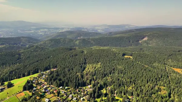 Nefes kesici ve çarpıcı bir hava manzarası muhteşem dağlar, yemyeşil ormanlar ve büyüleyici bir köy.
