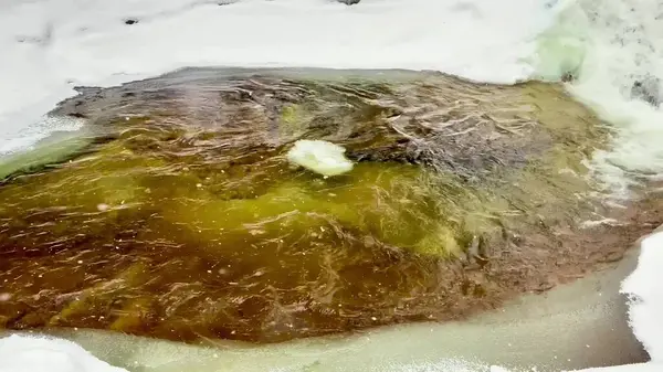 Buzun altında şelale gibi akan suyun çarpıcı görüntüsü güzelliği ve sunduğu kontrastı gözler önüne seriyor.