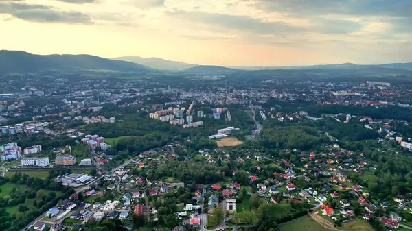 Bu nefes kesici hava manzarası güzel bir şekilde sergileniyor sakin bir kasaba manzarası ılık altın saat ışığı altında yıkanmış.