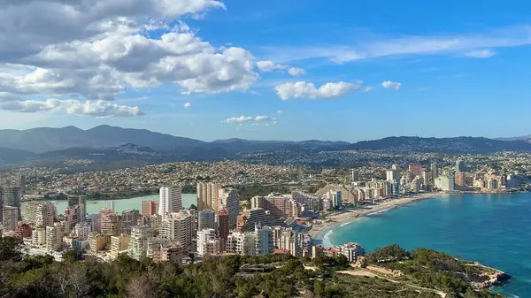 Parlak masmavi suları ve muhteşem plajları olan canlı bir sahil şehrinin nefes kesici manzarası.