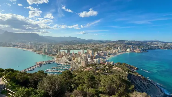 Benidorm 'un nefes kesici panoramik manzarasının tadını çıkarın. Muhteşem plajlar, gökyüzü ve yemyeşil.