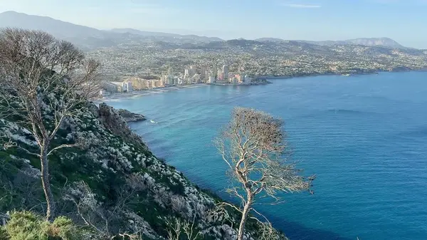 Akdeniz kıyı şeridinin dingin sükunetini güzel bir şekilde yansıtan nefes kesici bir manzara.