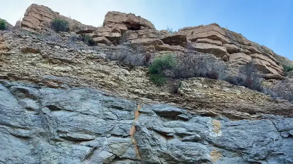 Sizi maceraya davet eden büyüleyici bir manzarayla çevrili nefes kesici kayalık bir tünel keşfedin.