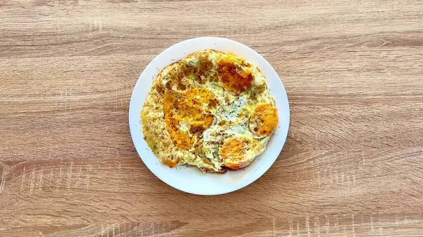Baştan çıkarıcı ve güzel rengarenk bir omlet. Lezzetli baharatlar sergiliyor. Her yemek için mükemmel.