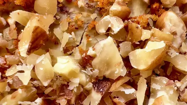 Doğranmış fındıkların yakın plan fotoğraflarını çek, dokularını ve renklerini göster, yemek pişirmek için ideal.