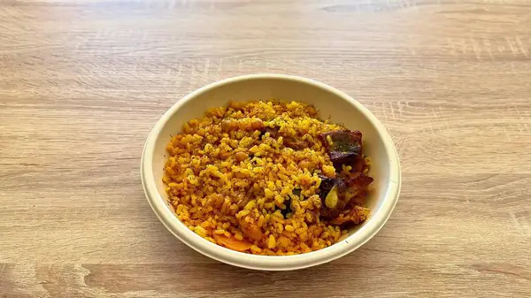 Canlı ve aromatik bir kase baharatlı pirinç çeşitli renkli sebzelerle karıştırılmış sağlıklı bir yemek için mükemmel.