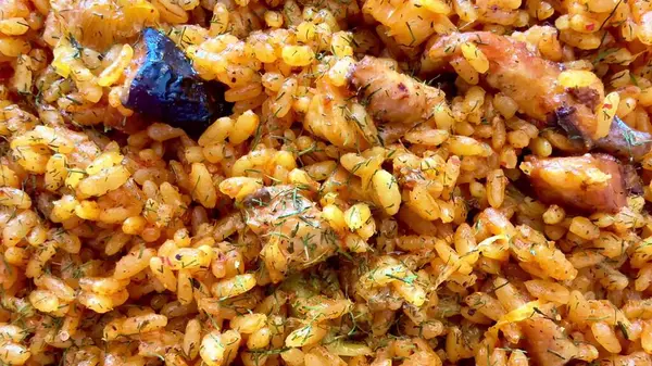 Canlı ve renkli bir tabak lezzetli pirinçli taze tavuk ve bir dizi aromatik baharat.