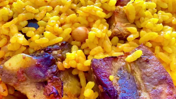 Altın sarısı pilav, taze tavuk ve aromalı bezelye içeren canlı bir yemek. Her yemek için mükemmel..