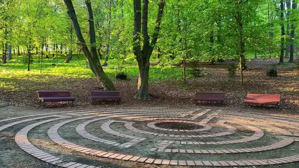 Bereketli yeşilliklerle çevrili huzurlu bir labirent meditasyon ya da doğada derin bir yansıma için mükemmeldir.