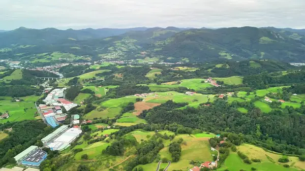 Nefes kesici hava manzaraları canlı yeşil alanlar, yuvarlanan tepeler ve büyüleyici manzaralı evler sergiliyor.
