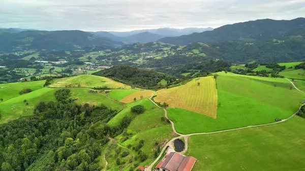 Sersemletici hava manzarası yayılan bir çevrede canlı yeşil tepeler ve sakin vadiler sergiliyor..