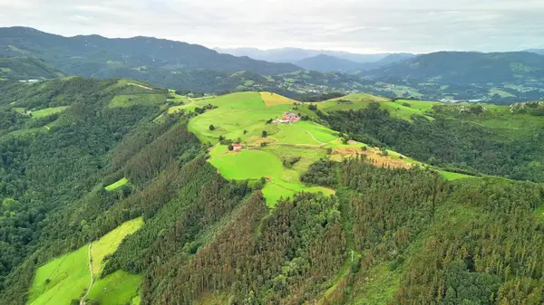 Nefes kesici ve çarpıcı bir hava manzarası. Canlı yeşil tepeler ve manzaralı manzaralar.