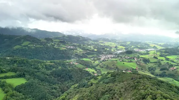 Göz kamaştırıcı bir hava manzarası engin yeşil vadileri, yuvarlanan tepeleri ve sakin bir manzaradaki pitoresk köyleri vurguluyor.