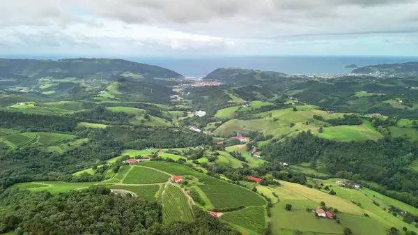 Nefes kesen hava sahneleri etrafımızdaki çarpıcı sahil güzelliğinin yanında muhteşem, canlı manzaralar sergiliyor.