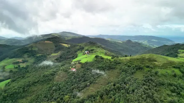 Doğal güzelliği ve mükemmelliği yansıtan yeşil tepelerin ve vadilerin çarpıcı manzarasının tadını çıkarın.