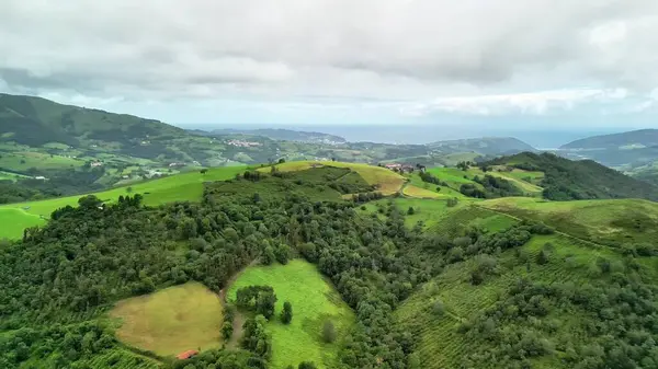 Canlı yeşil tepeleri, dingin manzaraları ve çarpıcı manzaraları yakalayan nefes kesici hava manzaralarının tadını çıkarın.
