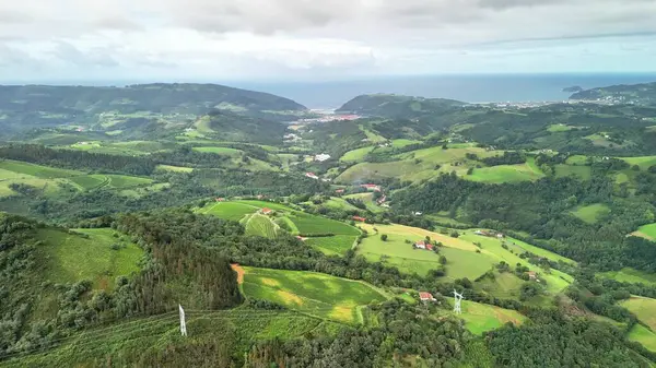 Nefes kesici hava manzarası canlı yeşil tepeleri ve güzel, sakin kıyı şeridini sergiliyor.