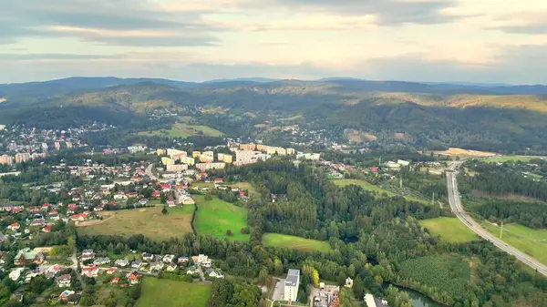 Büyüleyici bir hava manzarası. Huzurlu ve huzurlu bir vadiyi güzel tasvir ediyor. Gelişmiş bir kasabanın yanında.