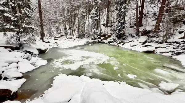 Karla kaplı kayalar ve uzun ağaçların yer aldığı inanılmaz sakin bir kış nehri sahnesi, gerçek güzellikleri gözler önüne seriyor.