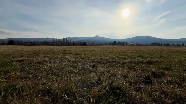 Uçsuz bucaksız tarlaların hareketli tepeleri ve parlayan güneşi, doğa temalı projeler için mükemmel..