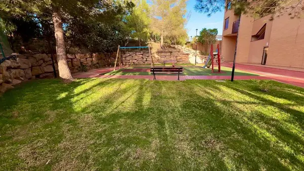 Salıncaklarla dolu sakin bir park, rahat bir bank, ve yemyeşil çimenler, rahatlama ve rahatlama aktiviteleri için mükemmel.