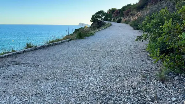 Huzurlu bir sahil şeridi boyunca sakin yürüyüşler ve doğa takdiri için mükemmel bir yol..