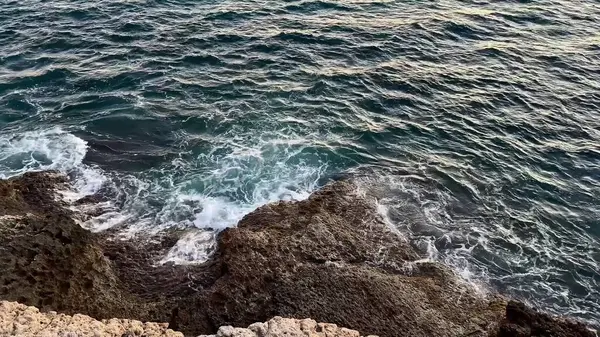 Gelin ve okyanus dalgaları tarafından çarpıcı bir günbatımının eşsiz sükunetini ve güzelliğini yaşayın.