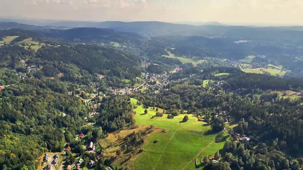 Nefes kesici bir hava manzarası güzel bir şekilde sergileniyor canlı, yemyeşil ve huzur dolu köy hayatı ile birlikte.