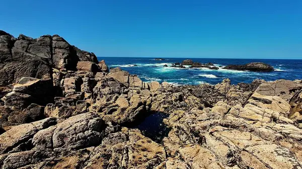 Nefes kesici bir manzara kayalık kıyıları ve okyanus dalgaları zarif bir şekilde kıyıya çarpıyor.