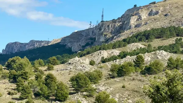 Bu nefes kesici manzara, yemyeşil ve iletişim kuleleri olan görkemli bir dağ manzarası sergiliyor.