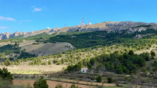 Görkemli dağların göz kamaştırıcı ve güzel manzarası açık mavi gökyüzüne kurulmuş iletişim kuleleriyle süslenmiş.