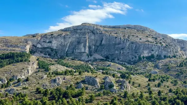 Nefes kesen bir dağ manzarası keşfetmeye hazır olun. Canlı yeşillikler ve etraftaki en el değmemiş gökyüzü.