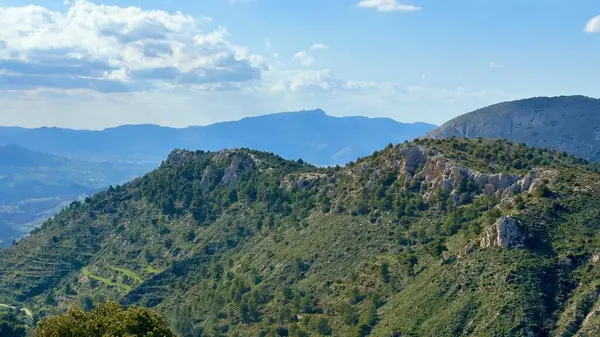 Çarpıcı dağ manzarası. Yuvarlanan tepeler ve açık mavi gökyüzü. Doğa meraklıları için ideal..