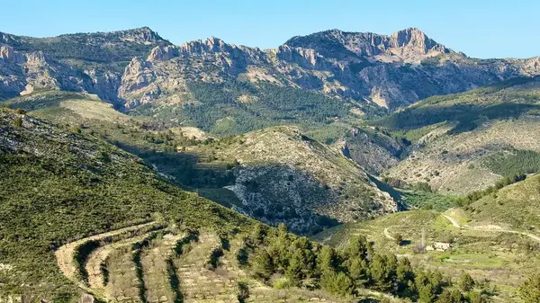 Görkemli dağların ve berrak mavi gökyüzünün altındaki sakin vadilerin nefes kesici panoramik manzaralarını keşfedin.