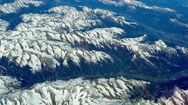 Çarpıcı hava görüntüleri karla kaplı dağları yakalıyor, doğanın sakinliğini ve güzelliğini gözler önüne seriyor.