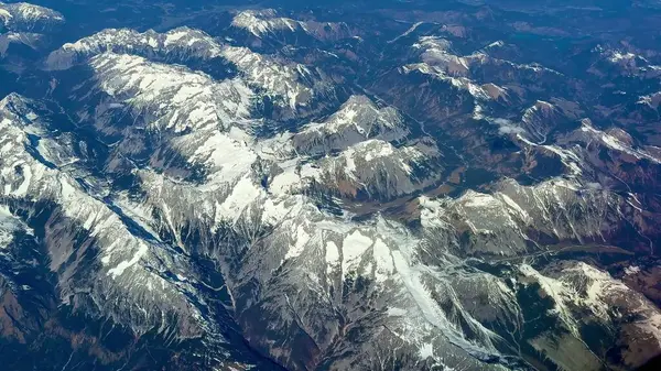 Nefes kesen görüntüler, muhteşem karla kaplı dağları ve manzarayı gözler önüne seriyor.
