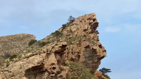 Doğanın inanılmaz sanatsal yapısını, jeolojik yapısını ve güzelliğini gösteren çarpıcı bir kaya oluşumu.