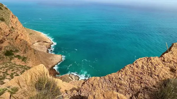 Canlı mavi denizi olan kayalık uçurumların nefes kesici manzarası doğa severler ve seyahat meraklıları için mükemmel..