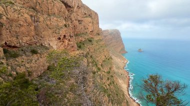 Çarpıcı kayalık kayalar ve canlı okyanus renkleri doğa keşifleri için mükemmel bir zemin oluşturur.