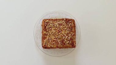 Güzel pişmiş fındıklı kek klasik bir cam tabakta zarif bir şekilde sunulur, her sevindirici olay için mükemmeldir.