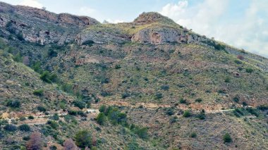 Nefes kesici manzaralar görkemli dağları ve sakin suları gözler önüne seriyor, kıyı kenti tarafından çerçevelenmiş.