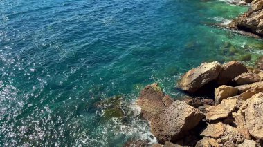 Gelin ve deniz kıyısındaki kristal berrak sularla birleştirilmiş kayalık kayalıkların huzur verici ve nefes kesici güzelliğini keşfedin.