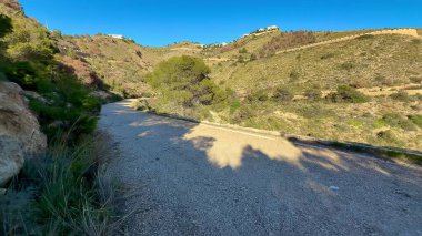 Bu dingin manzarada, bereketli tepeler ve canlı okyanuslarla çevrili pitoresk yolları keşfedin.