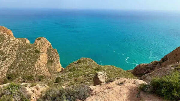 Güzel kayalıklar dramatik bir şekilde yükselir, canlı mavi denizle karşılaşır ve kıyılarda ihtişamlı manzaralar sergilerler.