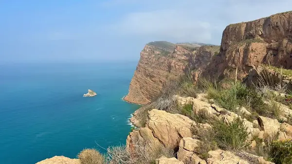Sakin mavi okyanus sularının yanındaki dramatik uçurumların nefes kesici manzarası inanılmaz güzellikleri yakalıyor.