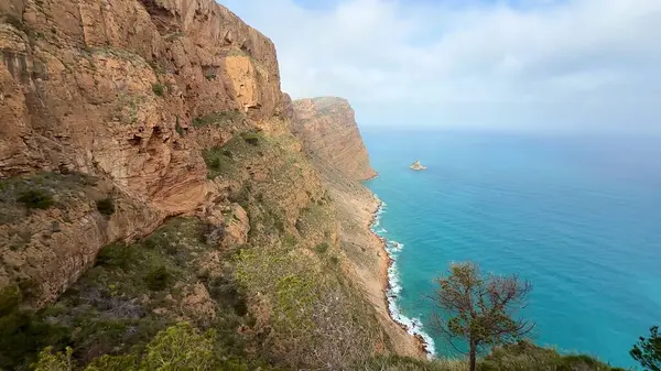 Dramatik uçurumlar, turkuaz sular ve yemyeşil sularla nefes kesici kıyı manzaraları.