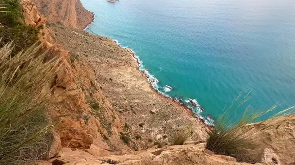 Sersemletici sahil kayalıkları geniş okyanus manzaralarını gözler önüne seriyor, doğa meraklıları ve macera arayanlar için mükemmel..