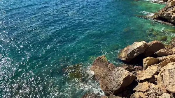 Gelin ve deniz kıyısındaki kristal berrak sularla birleştirilmiş kayalık kayalıkların huzur verici ve nefes kesici güzelliğini keşfedin.